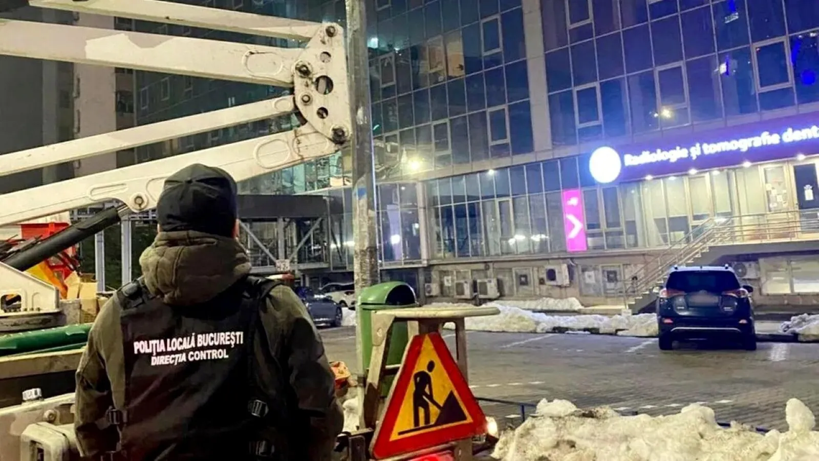 FOTO Primăria Capitalei a început curățenia în oraș: autoritățile anunță demontarea bannerelor ilegale