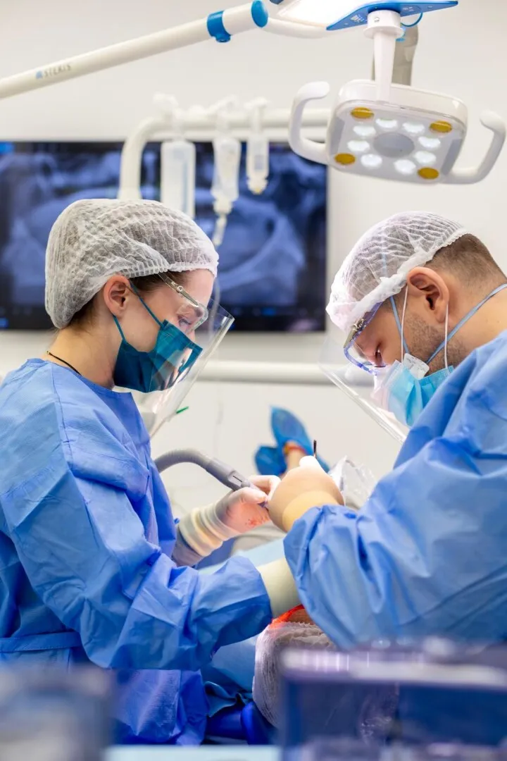 Studiu: Doar 55% dintre români au mers la stomatolog în ultimul an. Mulți ajung la dentist abia când apar problemele