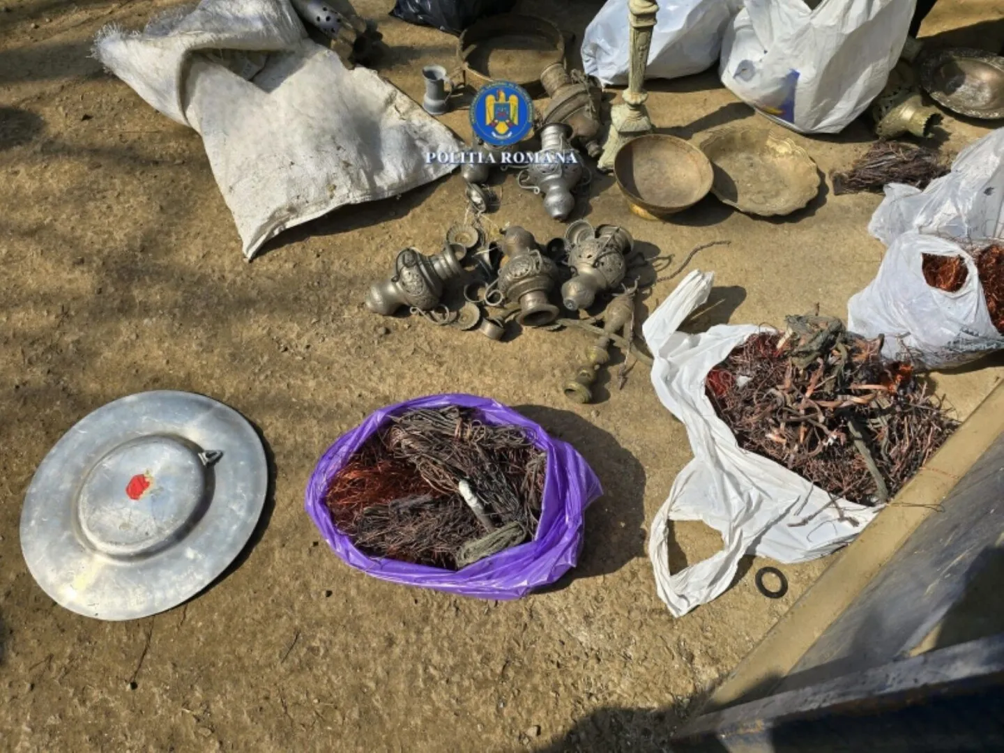 VIDEO Pericol pentru mediu: administratorul unei firme prins că a incendiat cinci tone de deșeuri, în urma unor percheziții