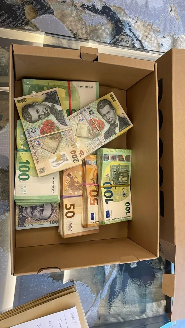 BREAKING FOTO Cutii întregi cu sute de mii de euro găsiți de DNA în casa șefului ARR - Perchezițiile continuă