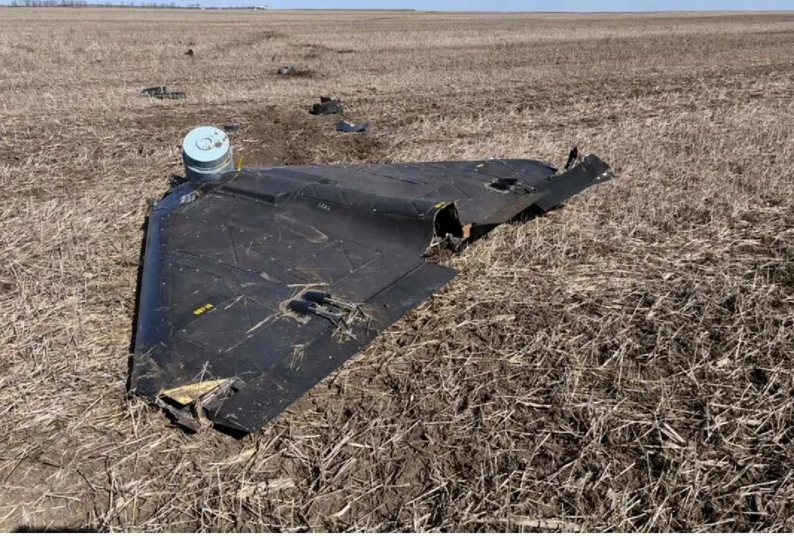 O dronă dotată cu încărcătură explozivă, găsită într-o localitate din Republica Moldova. Populația a fost evacuată