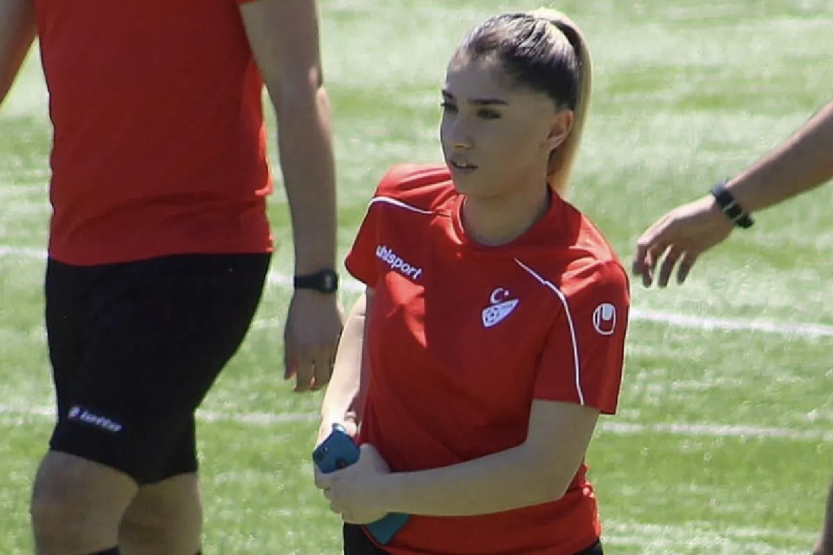 Cu ce își ocupă timpul arbitra suspendată pe viață după ce a apărut într-un clip alături de un observator UEFA