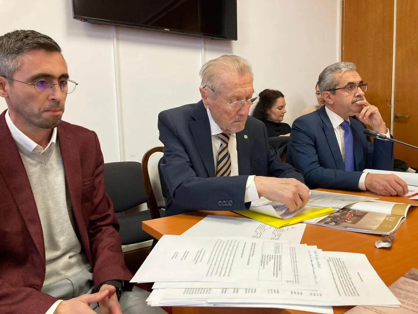 VIDEO Emil Constantinescu a descălecat în Senat: „Nu primesc niciun leu salariu de la Institutul Levant” / Grila de salarizare a angajaților, subiect controversat