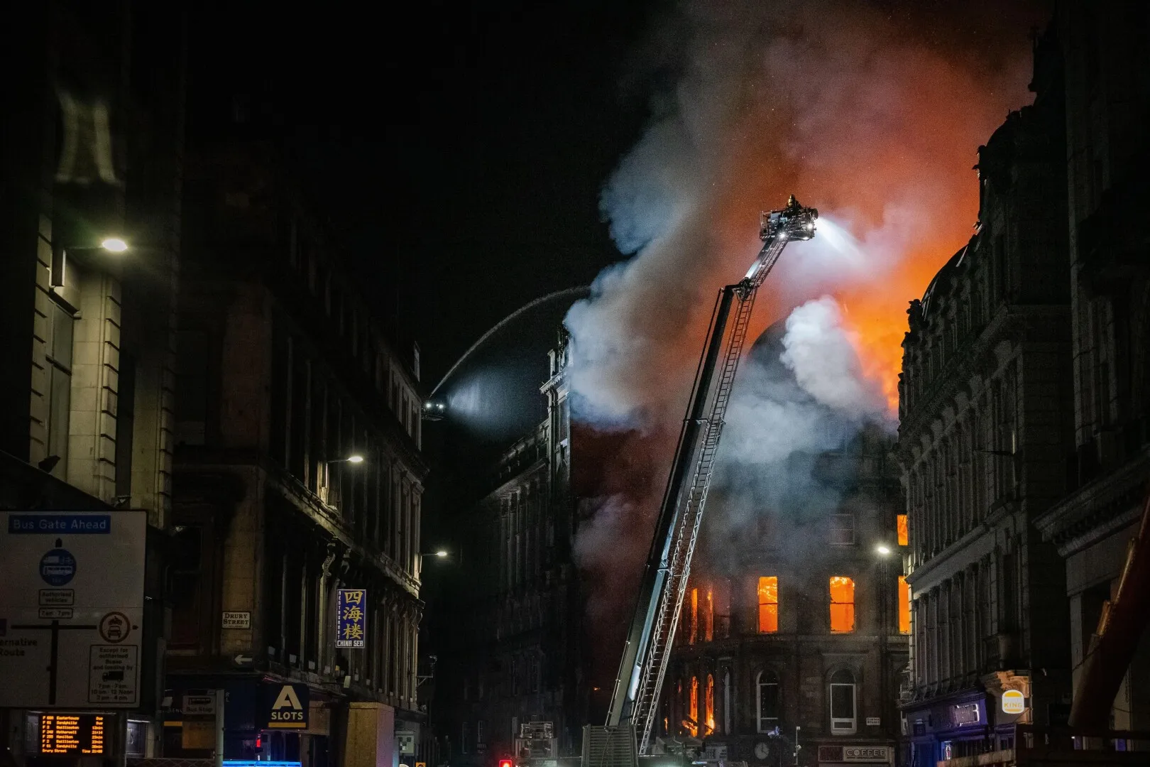 VIDEO Incendiu devastator la gara centrală din Glasgow: O bijuterie arhitecturală, în stil victorian, s-a prăbușit complet