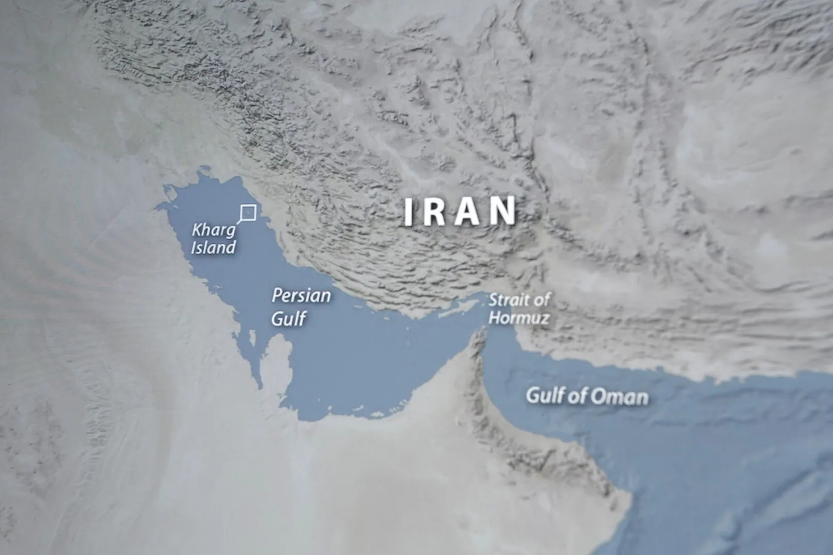 O navă lovită de un proiectil necunoscut în Golful Oman