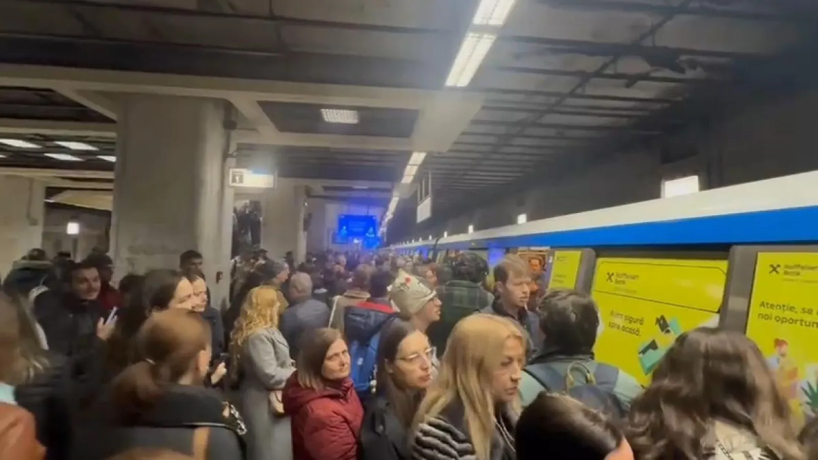 VIDEO Haos la metrou pe Magistrala 2, miercuri dimineață: un tren a rămas blocat în stație