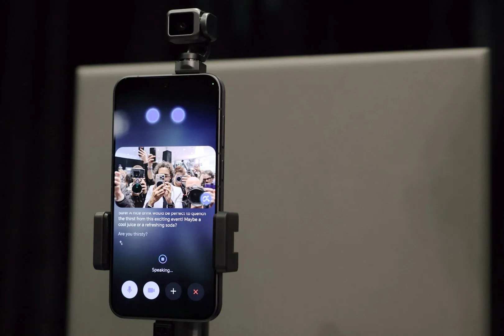 Honor a prezentat un smartphone cu braţ robotic pentru cameră şi a anunţat un robot umanoid