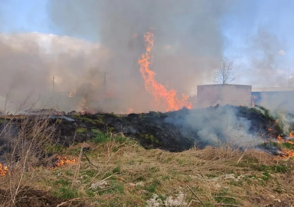 Incendiu persistent la Luduș: Pompierii luptă de peste 48 de ore cu focul izbucnit la patru tone de deșeuri