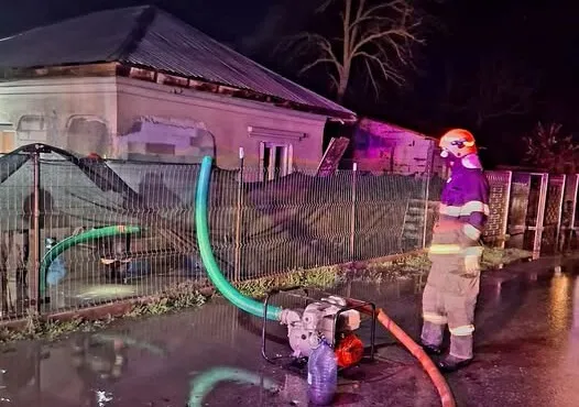 Gospodării inundate în Giurgiu: Pompierii, chemați să intervină; Județul se află sub cod galben până luni