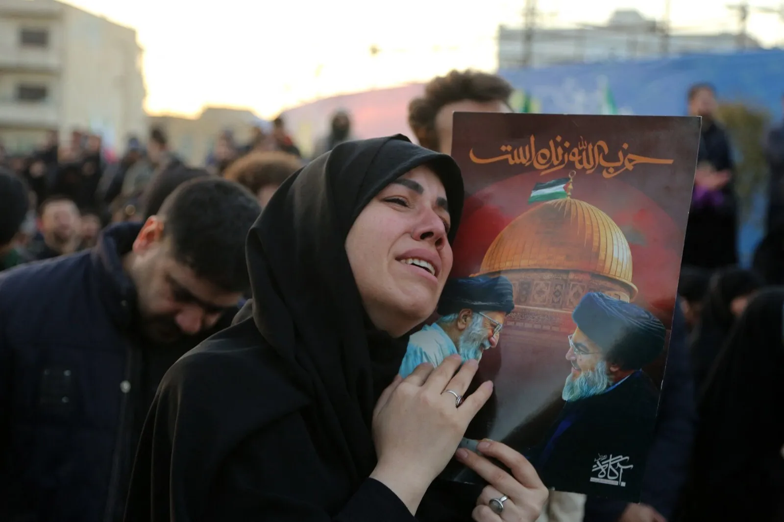 VIDEO Atmosferă greu de înțeles în Iran: Mii de femei îl plâng pe Ali Khamenei, deși ele au fost principalele victime ale regimului