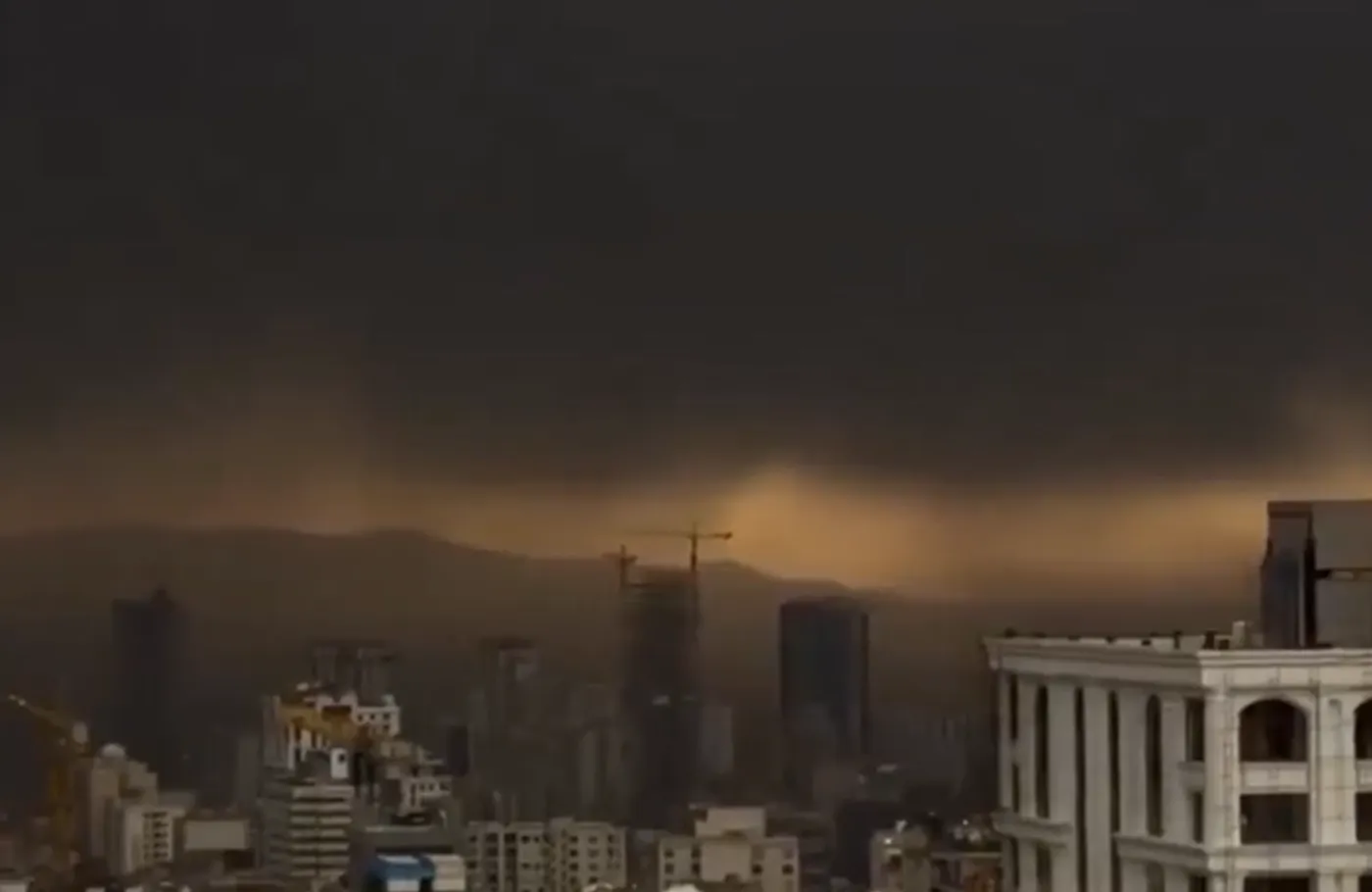 VIDEO Peisaj apocaliptic în Iran. Ploile negre au acoperit Teheranul/ Picăturile provoacă arsuri ale pielii