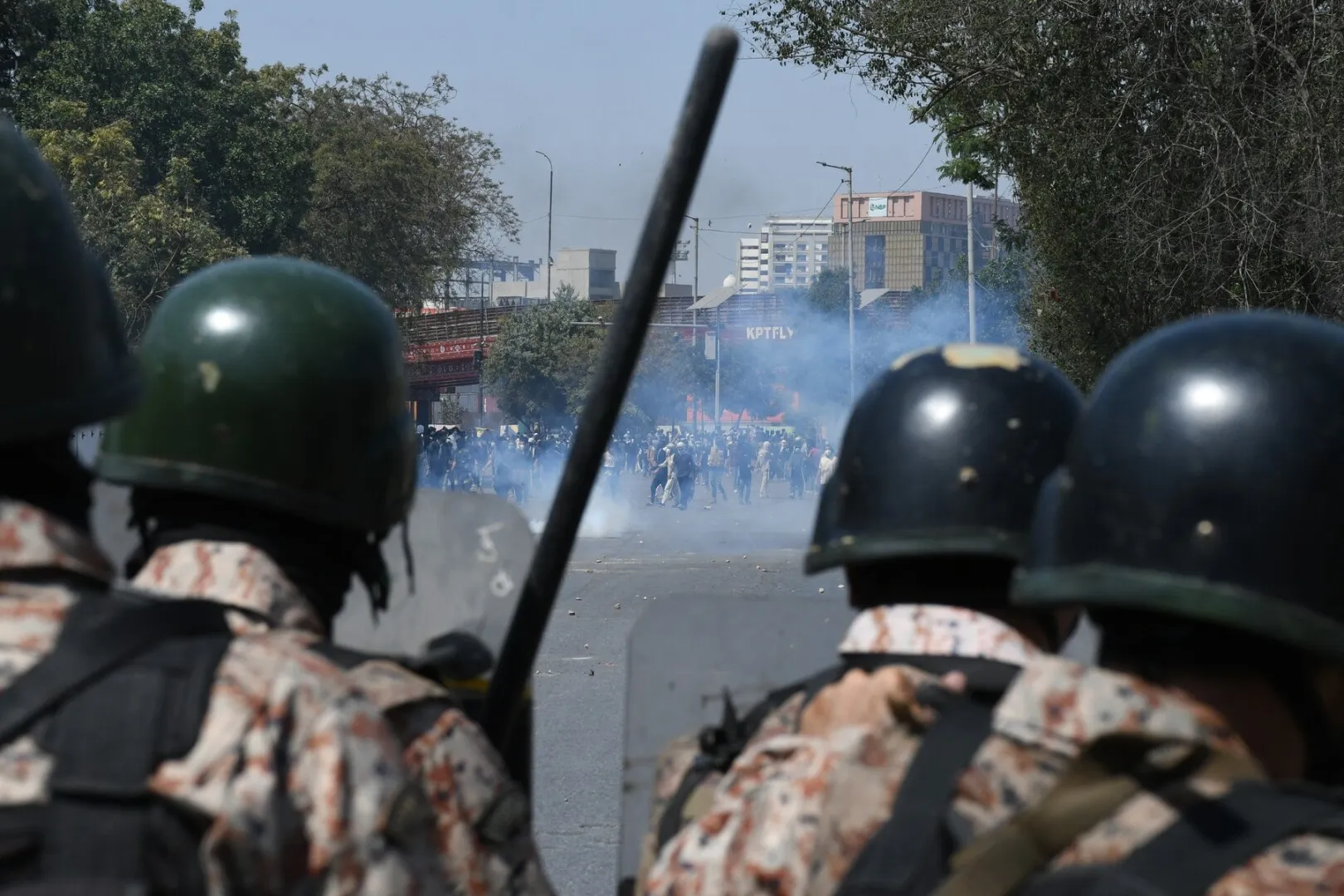 Puşcaşi marini americani au tras asupra protestarilor care au asaltat consulatul din Karachi (Reuters)