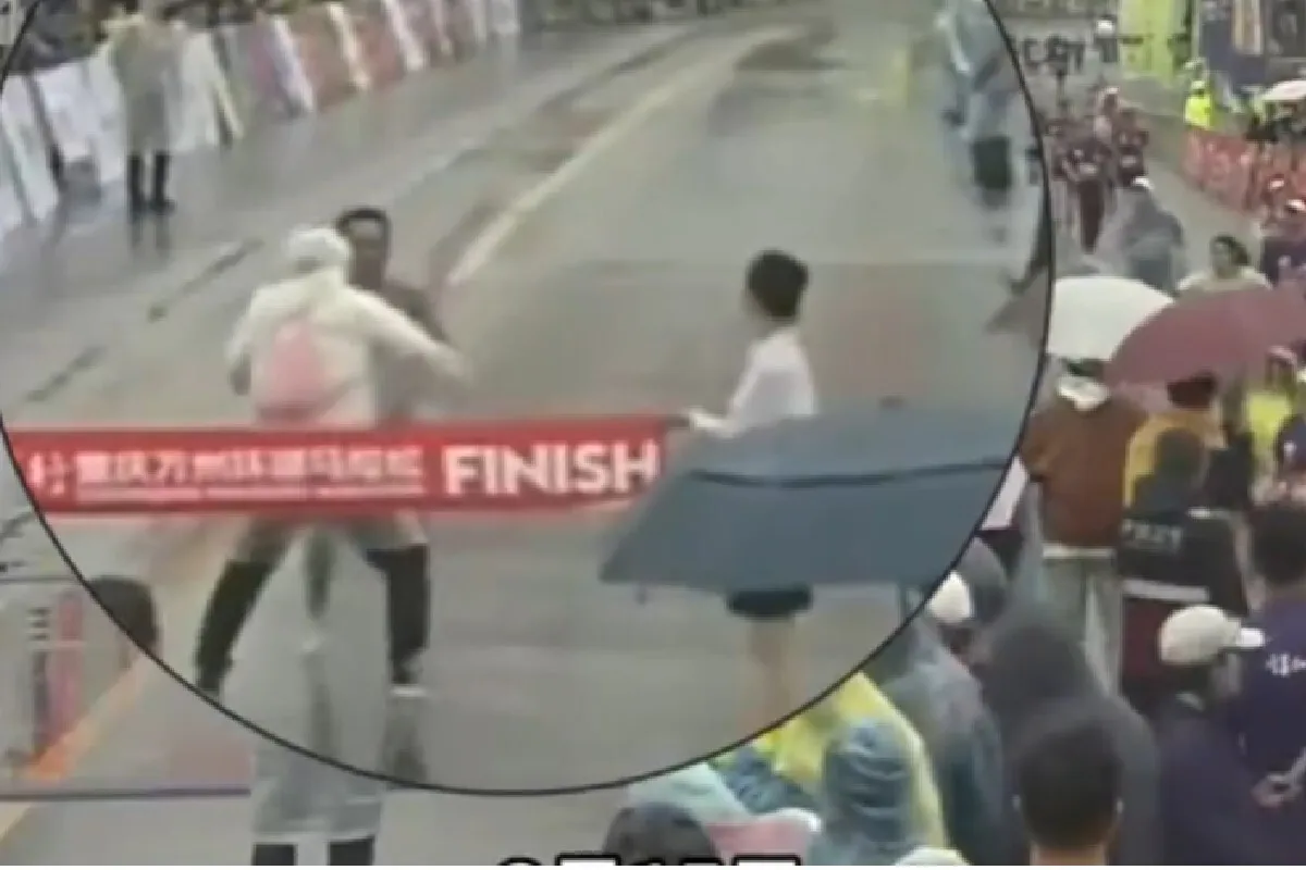 VIDEO Un oficial de la maratonul din Chongqing a fost suspendat un an. L-a blocat din greşeală pe câştigător să treacă linia de sosire