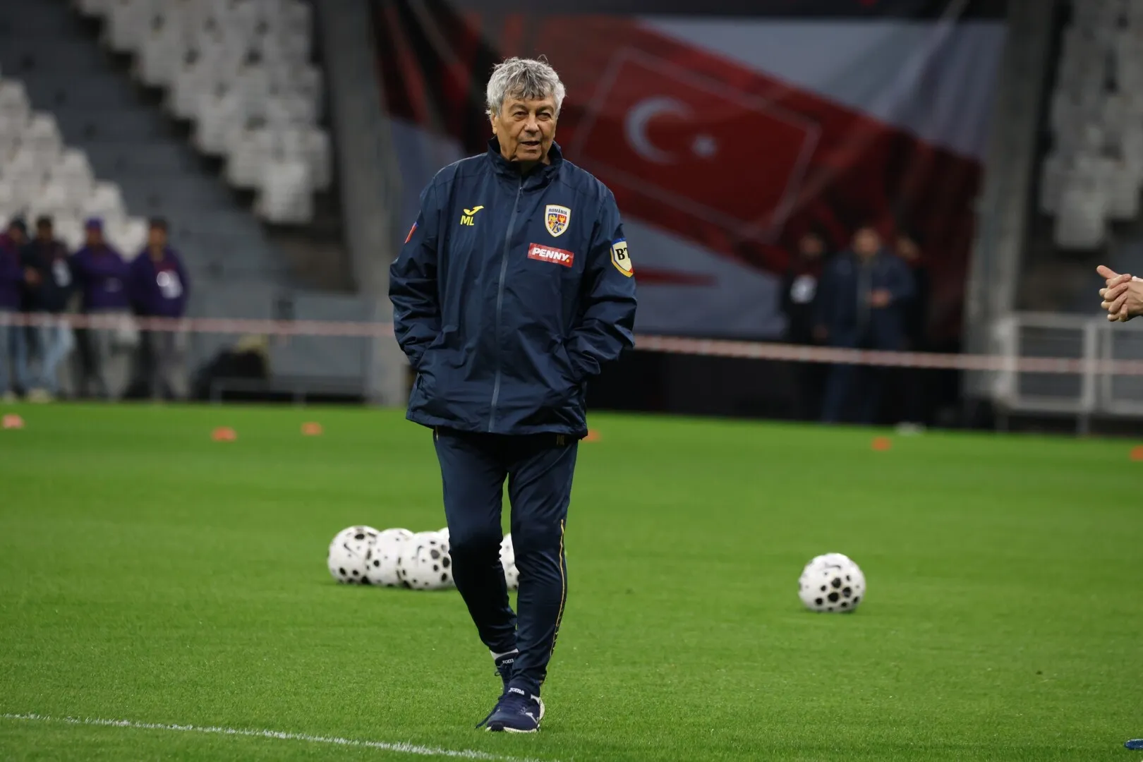 FOTO Imaginea zilei. I-a pupat mâna lui Mircea Lucescu înaintea meciului Turcia - România