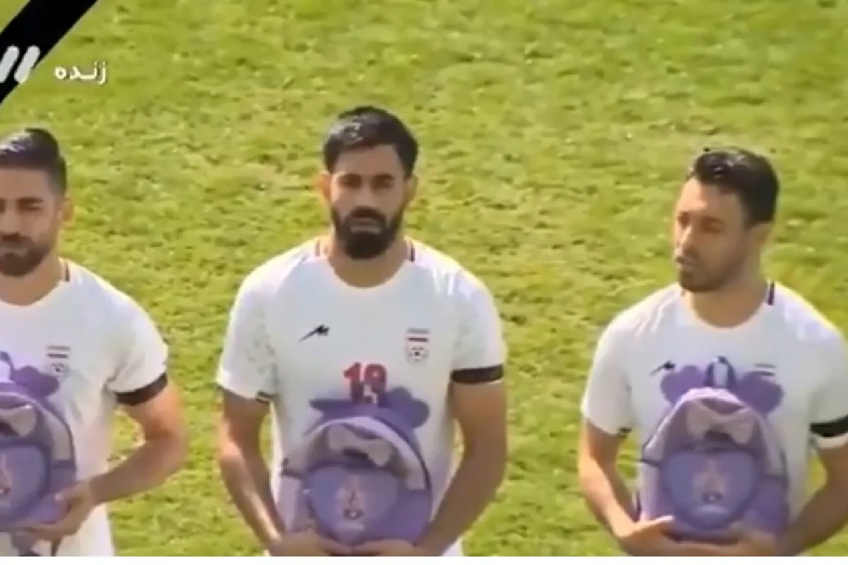 VIDEO Gest emoționant. Fotbaliştii iranieni, cu ghiozdane pe teren la un meci amical, în semn de solidaritate cu fetele ucise în Iran