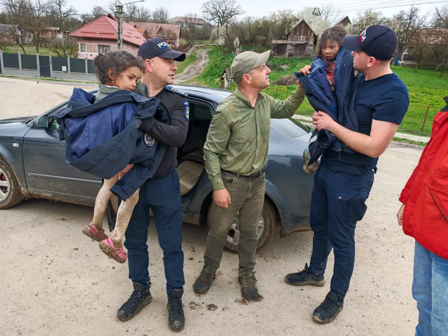 Cum au ajuns Rebeca și Melisa singure în pădure? Anchetă după cazul din Târnăveni - Poliția a sesizat DGASPC