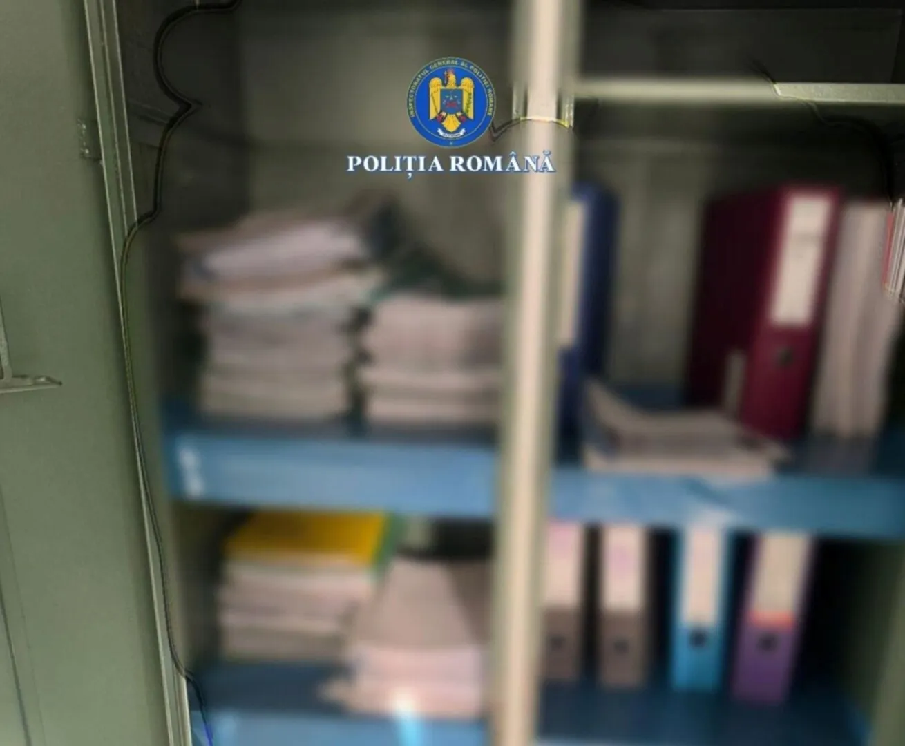 VIDEO Percheziții în București și cinci județe într-un dosar de înșelăciune și fals: un bărbat a introdus date fictive pentru beneficii ilegale