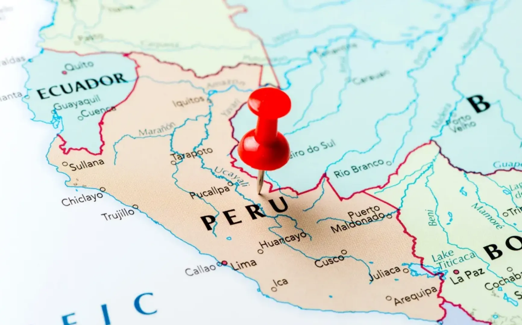 Cel puţin 13 persoane au murit luni în ciocnirea unui minivan cu un camion în sudul Peru