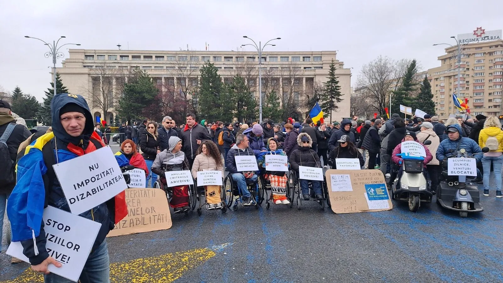 FOTO Persoanele cu dizabilități protestează în Piața Victoriei față de măsurile Guvernului: "Ne-au fost anulate scutirile de impozite și am primit, în schimb, reduceri nesemnificative"