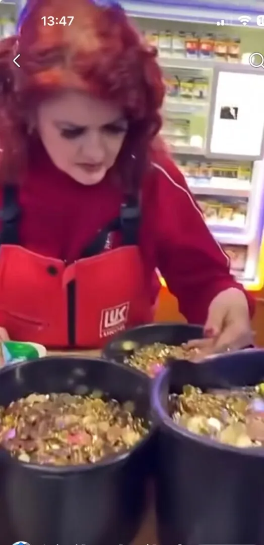 VIDEO Protest inedit la pompă: un șofer a venit cu trei găleți de monede pentru a achita plinul. Reacția angajaților