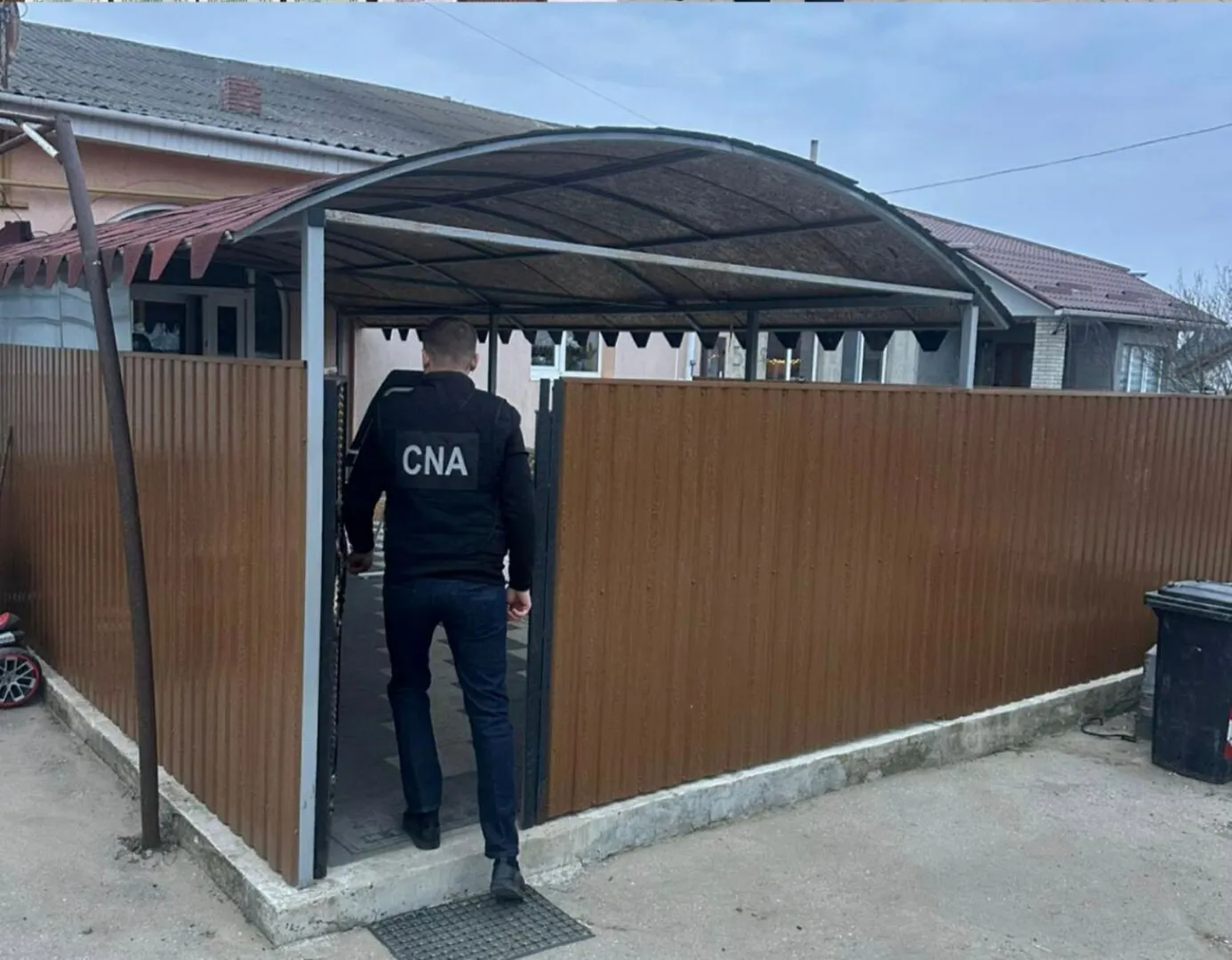 Percheziții ample în Republica Moldova într-un dosar de trafic de influență: cetățenia română și permise auto, vizate de anchetatori