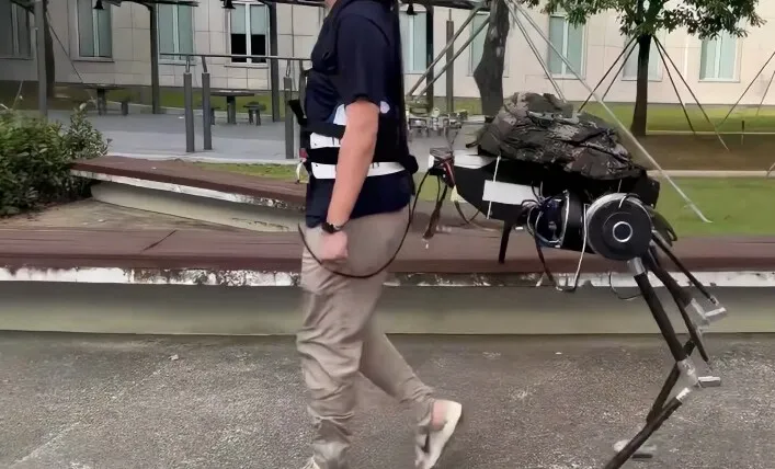 VIDEO Cum funcționează robotul bizar care te transformă în „centaur” - Invenția a făcut furori pe internet: „E ca și cum ai conduce o mașină stând pe capotă”