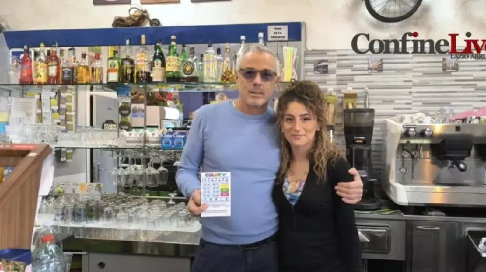 Răsturnare de situație demnă de bancuri în cazul româncei care a câștigat jumătate de milion de euro la loz: A fugit de acasă cu tot cu bani