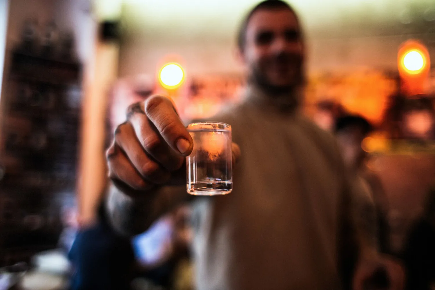 Studiul care schimbă tot ce se știa despre alcool: Ce este 'efectul tequila' și cum te poți îmbăta 'la distanță'