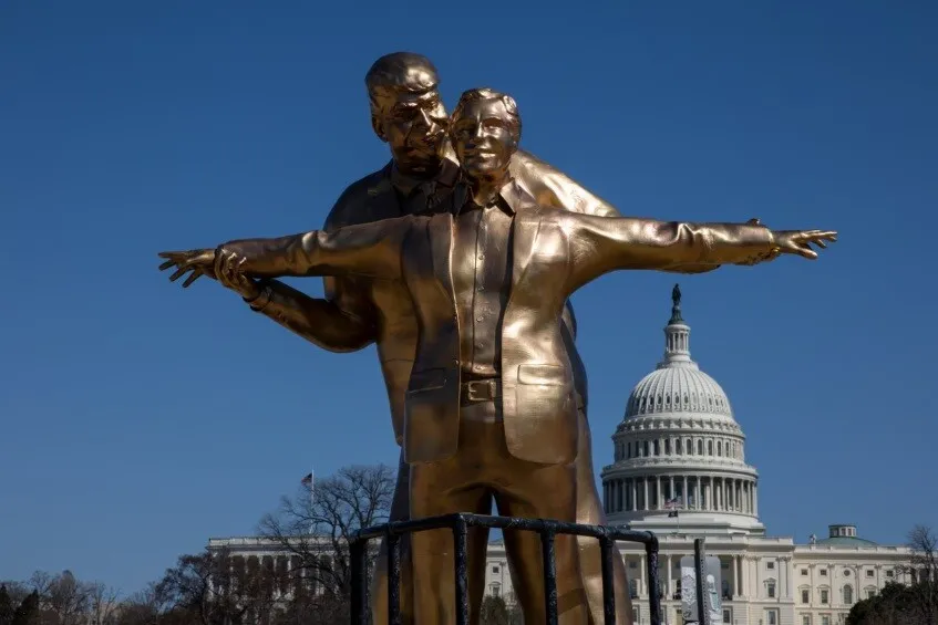 FOTO|VIDEO O statuie cu Donald Trump și Jeffrey Epstein în postura din 'Titanic' a fost instalată, în semn de protest, în fața Capitoliului din Washington DC
