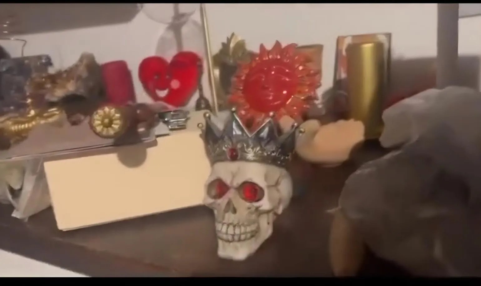 VIDEO O moldoveancă și un italian, arestați după au 'construit' o sectă: Ritualuri bizare și sume uriașe de bani luați de la adepții izolați de familii