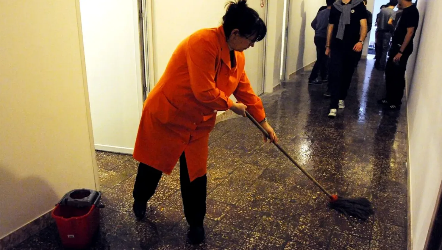 Români supărați că 'femeia de serviciu' câștigă mai mult decât o personă cu studii superioare. Dezbaterea care i-a revoltat pe mulți internauți