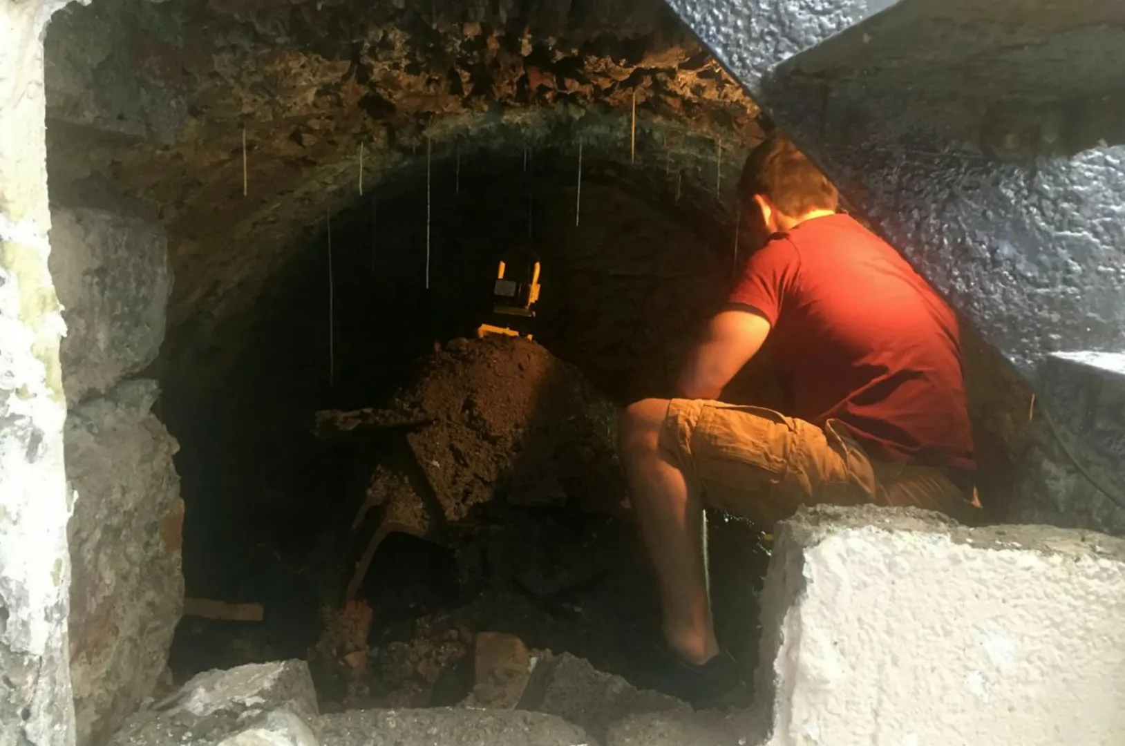 Povestea incredibilă a bărbatului care, în timp ce s-a apucat de renovări prin casă, a găsit 'poarta către anii 1900'