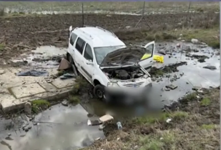 FOTO Accident grav pe A2: Un copil ar fi murit, mai mulți răniți. Intervin echipaje SMURD și descarcerarea