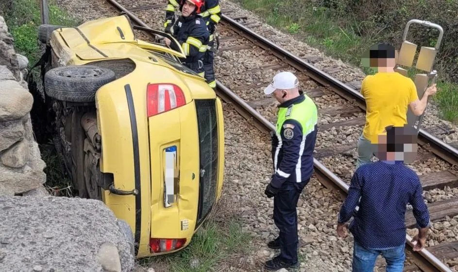 Accident grav pe Valea Oltului: Una dintre cele trei mașini implicate s-a răsturnat pe marginea căii ferate / Traficul pe DN 7 este blocat