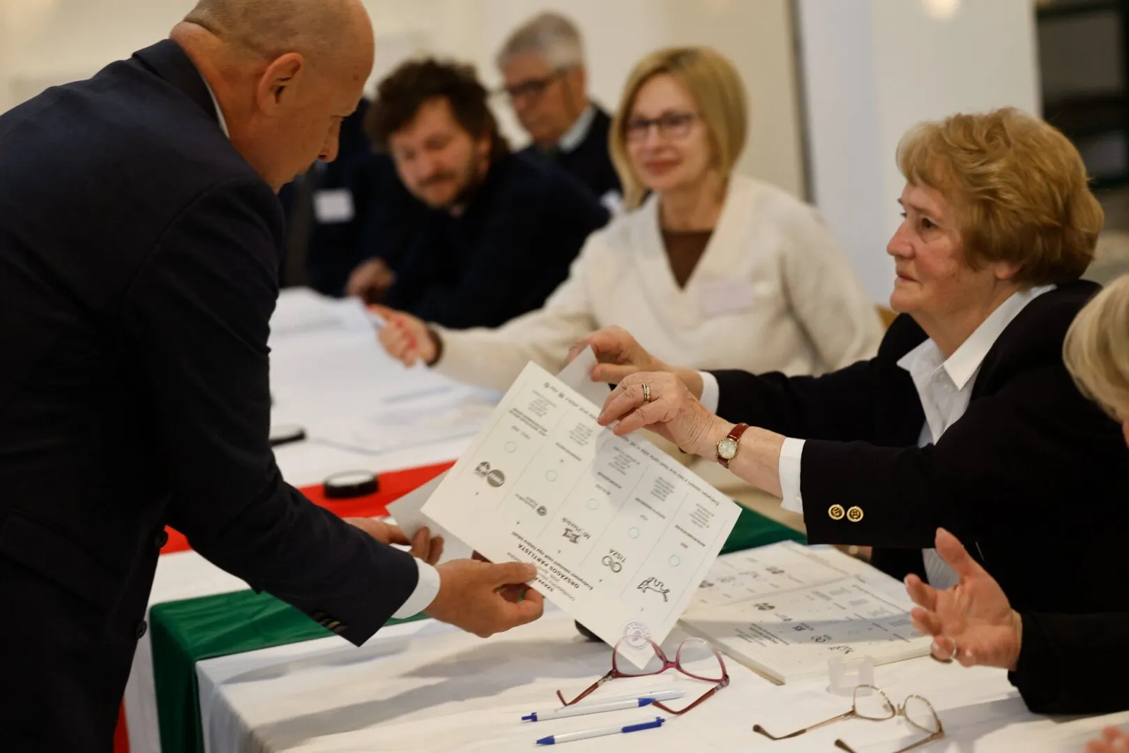 VIDEO Semnal politic puternic în Ungaria: Mobilizare masivă la urne, prezență uriașă la vot