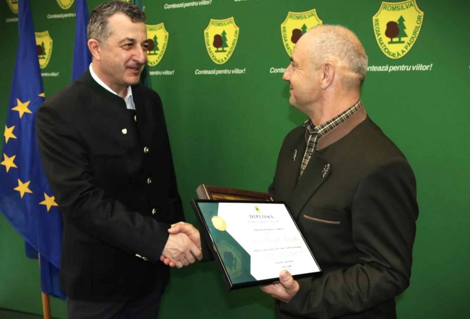 Romsilva l-a premiat pe pădurarul care a salvat cele două minore în județul Mureș