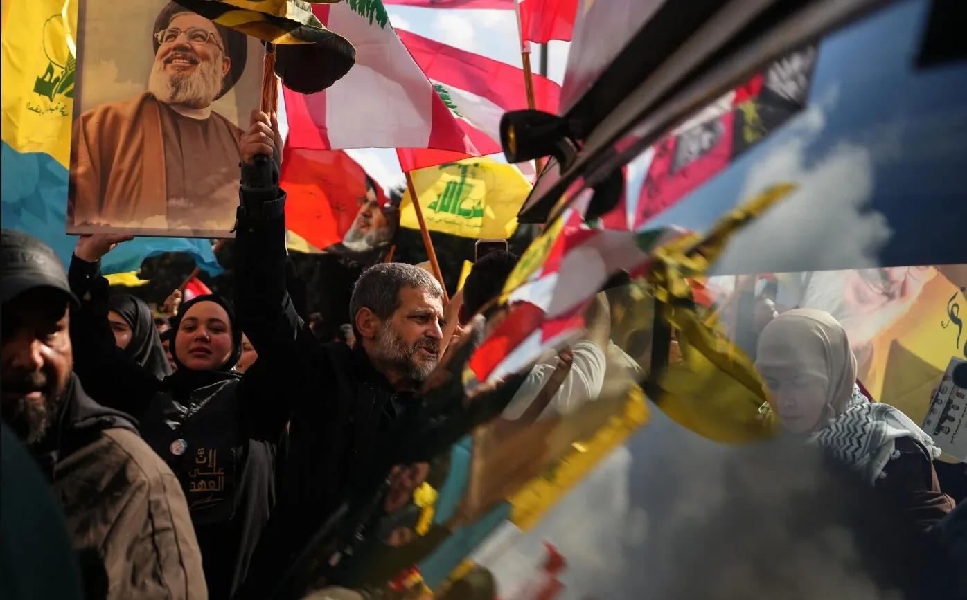 VIDEO „Libanul nu va fi israelian” - Demonstrație de amploare în Beirut, cu steaguri Hezbollah / Premierul și-a anulat vizita la Washington