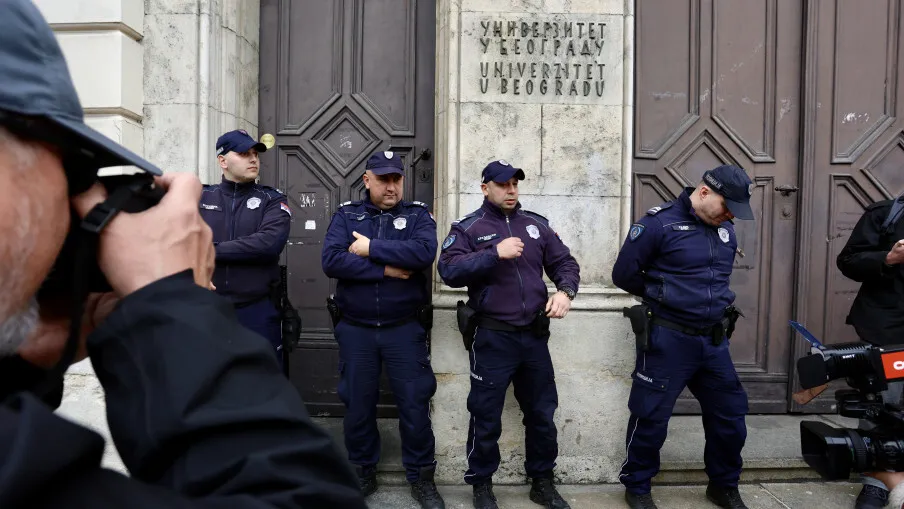 VIDEO Ciocniri între studenţi şi poliţie la Belgrad, după percheziţii în birourile Universităţii