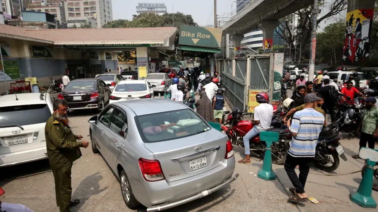 Criza combustibilului scapă de sub control în Asia: Crime, panică și jafuri, angajații benzinăriilor au fost uciși de șoferi furioși