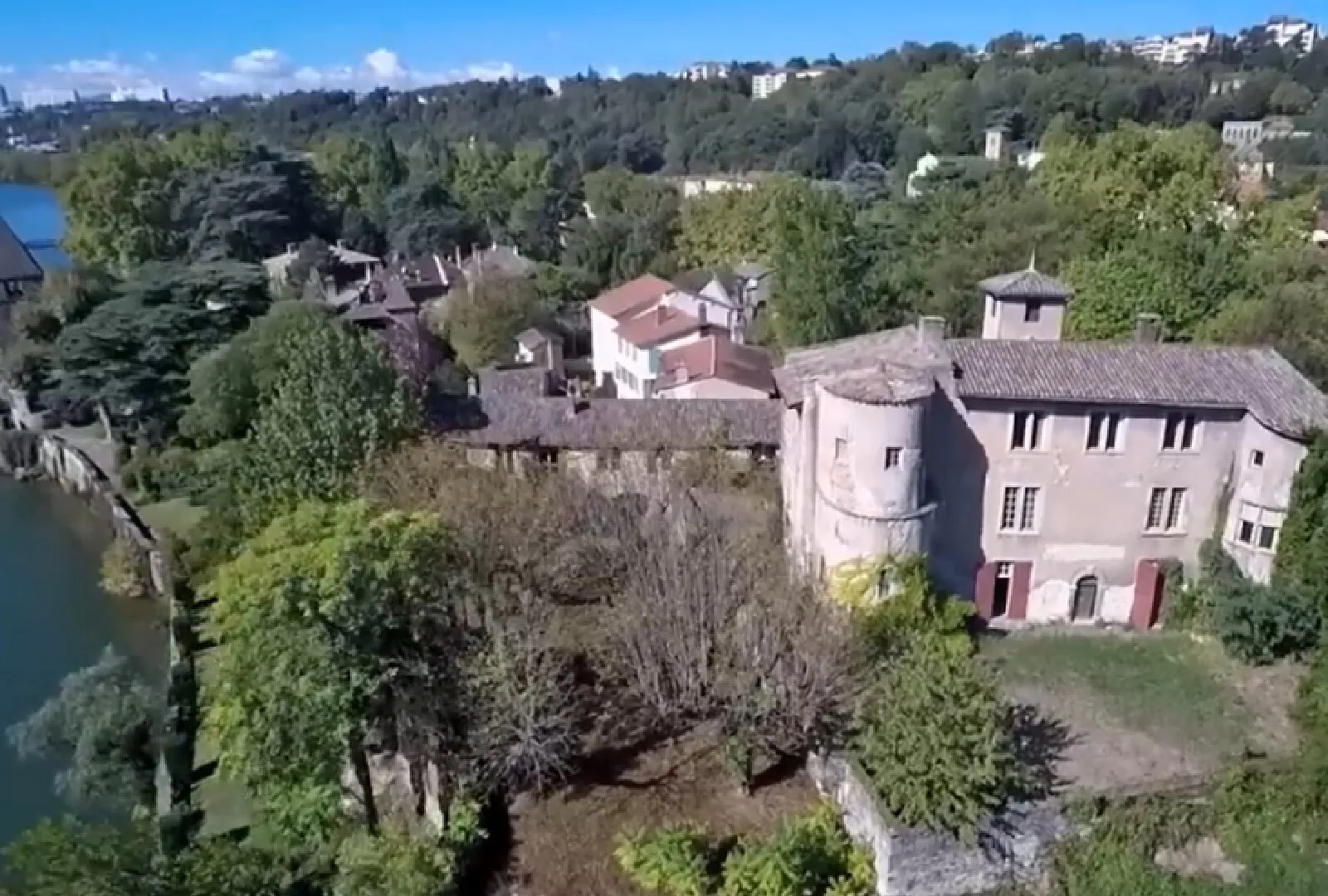 VIDEO Castel la preț redus. Cu cât se vinde bijuteria construită în secolul al XII-lea