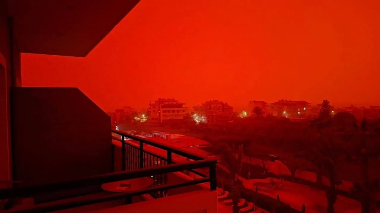 VIDEO Insula Creta din Grecia parcă e Planeta Marte, după o furtună violentă: totul e roșu, într-un fenomen meteo rar