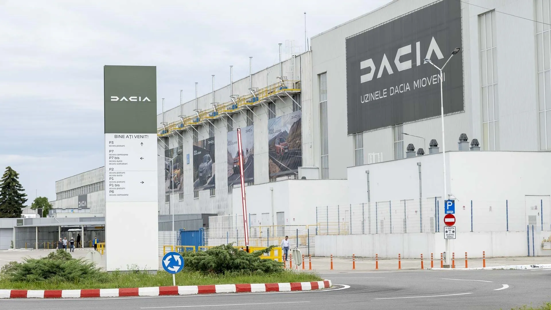 Încă o lovitură pentru economia României: Renault mută producția unor modele Dacia în alte țări; 1.200 de locuri de muncă, în pericol