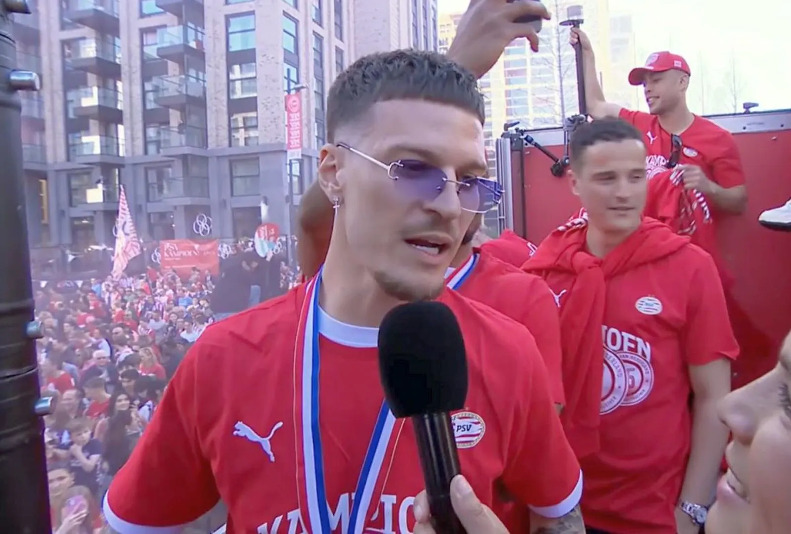 Dennis Man, după ce a câștigat primul titlu din carieră: 'N-am văzut așa ceva'. PSV petrece alături de suporteri