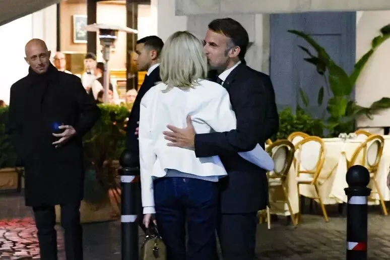 Macron dă un răspuns de zile mari la jignirile lui Trump: A fost surprins la Roma, la o cină romantică cu soția