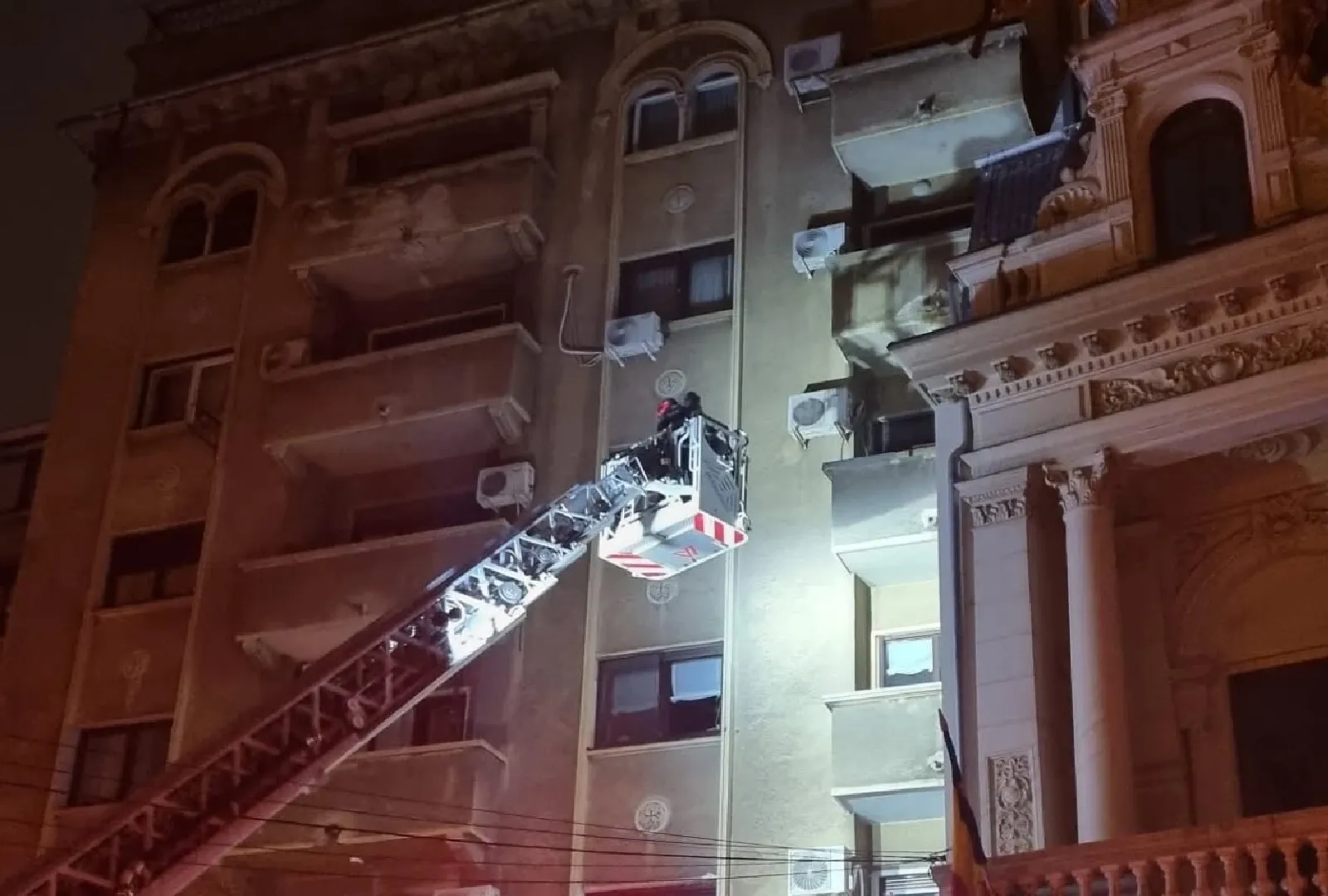 Vicepreședinte ANS povestește prin ce a trecut după ce în blocul său a avut loc o explozie: 'Am văzut și un om ars'. În același imobil locuiește și Nicolae Văcăroiu