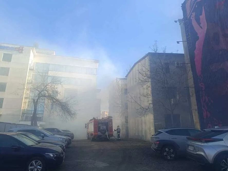 Incendiu cu degajări mari de fum, pe un bulevard din Capitală. O persoană a fost evacuată