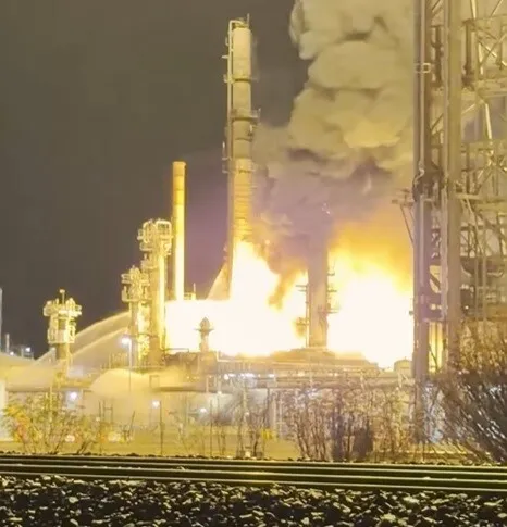 Stare de urgență în Australia! Una dintre cele două rafinării a luat foc / VIDEO