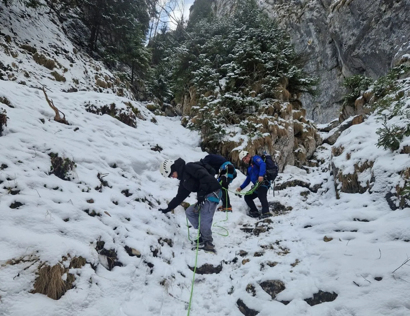 VIDEO Intervenție dificilă pentru recuperarea a doi turiști rămași blocați într-o zonă din Masivul Piatra Craiului