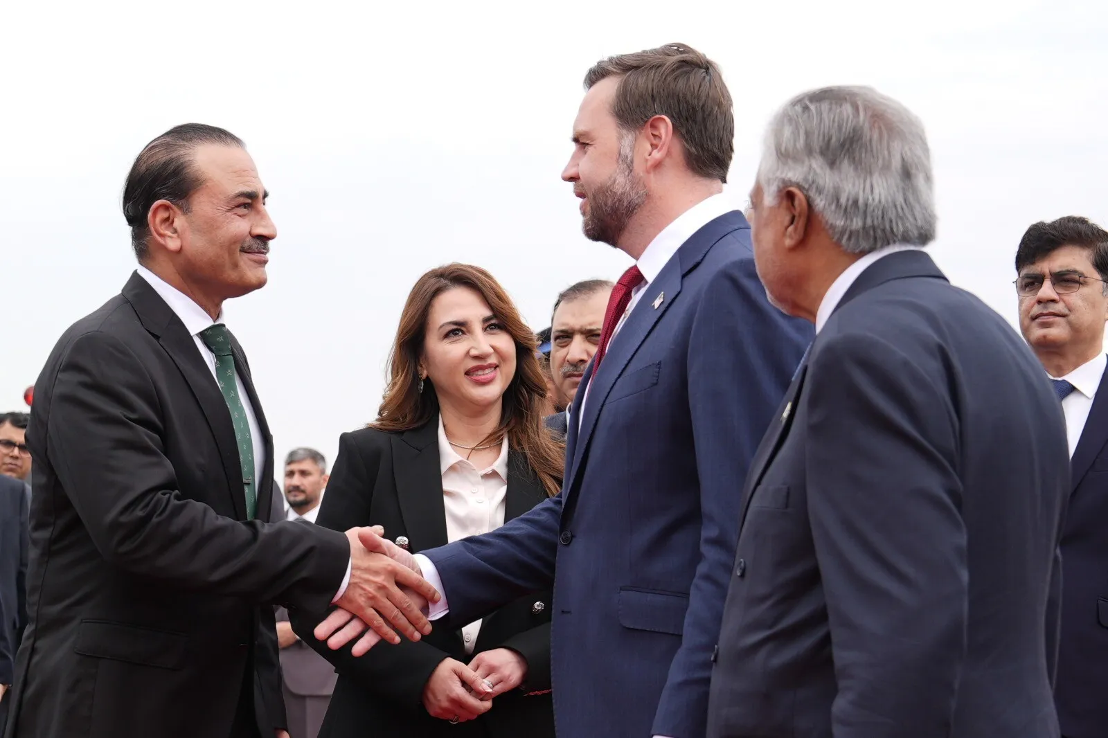 VIDEO Negocieri strategice SUA-Iran: JD Vance a ajuns la Islamabad, întâmpinat de șeful armatei pakistaneze