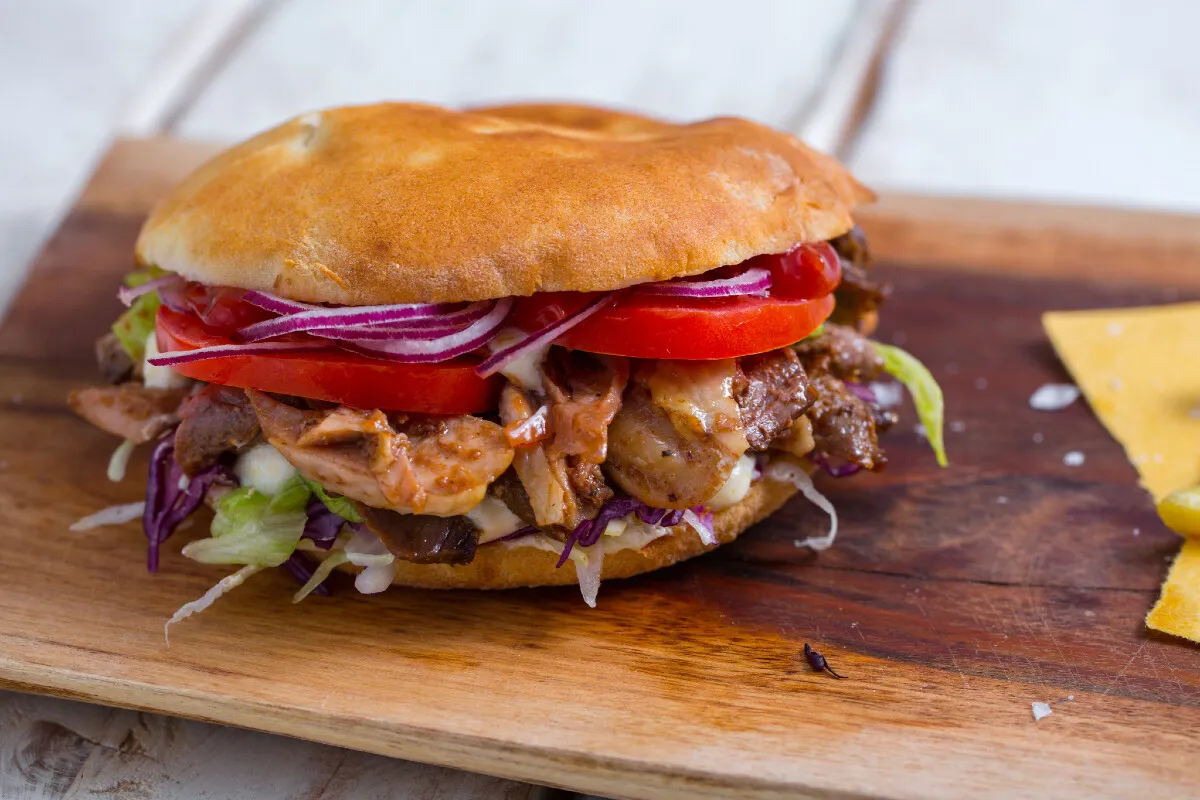 Jaf la drumul mare: cum a fost nevoit un turist să plătească 1.700 de euro pentru un kebab